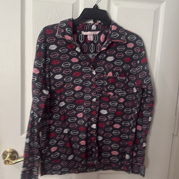 Victoria's Secret Pajama Set with Pink and Gray Lips size medium - Picture 4 of 6
